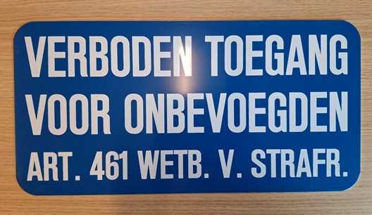 Gemeente en scholen plaatsen artikel 461 verbodsborden op schoolpleinen om overlast tegen te gaan