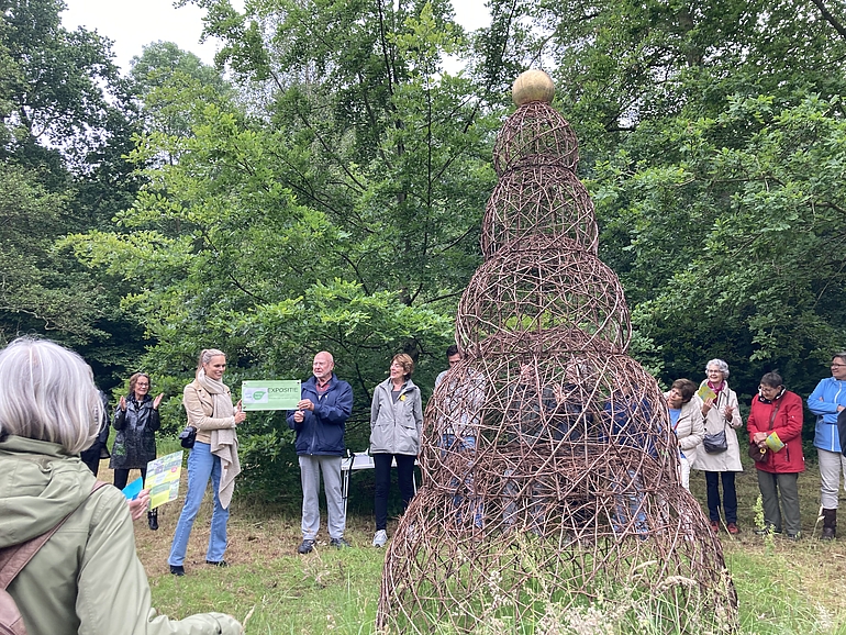Tjarda opent de kunsttentoonstelling