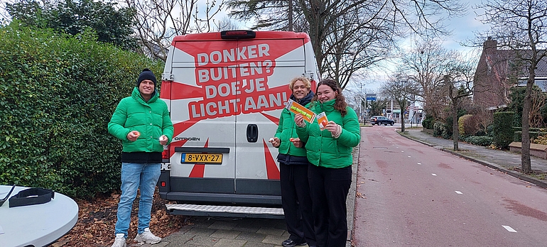 Foto vrijwilligers ValOpShop die voor hun busje staan
