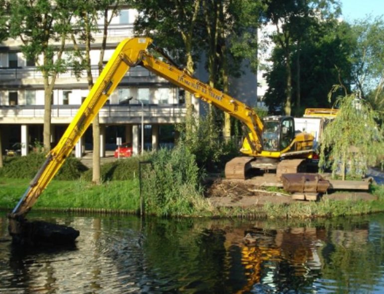 Foto van het baggeren van een sloot