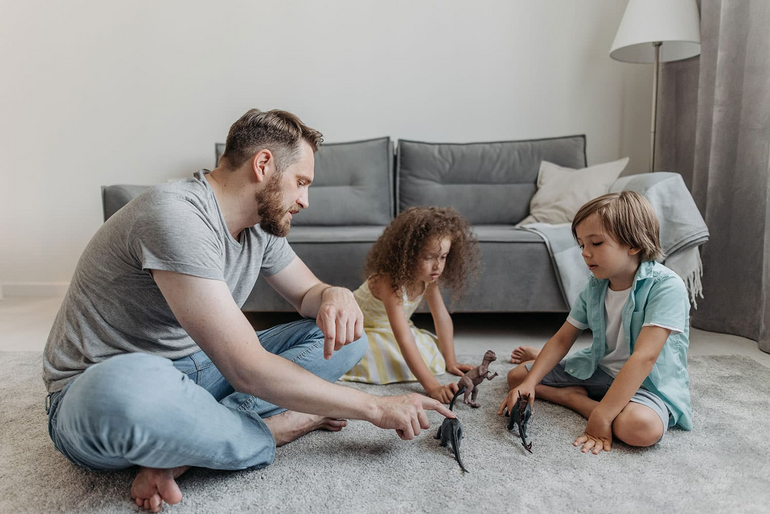 Foto van een man spelend met kinderen