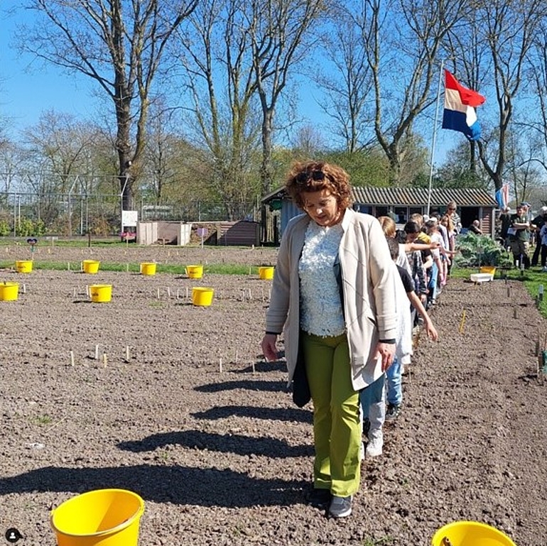 Wethouder loopt door de schooltuin