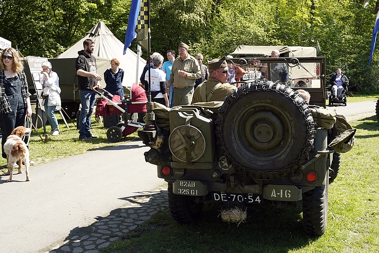Foto militaire wagen van Bevrijdingsdag 2024