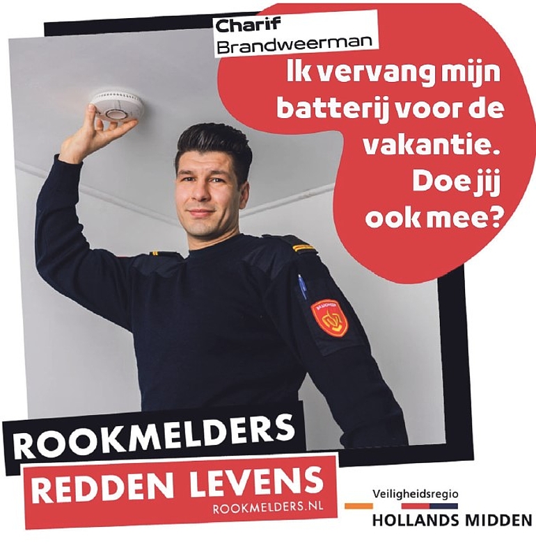 Iemand hangt een rookmelder op