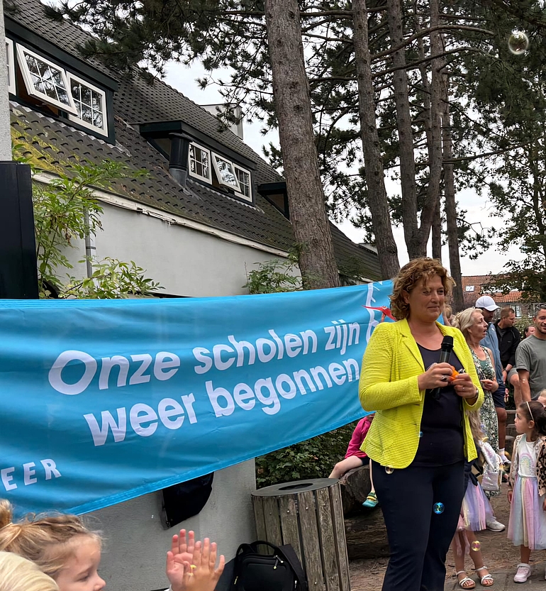 Foto van wethouder Van Gaal bij school