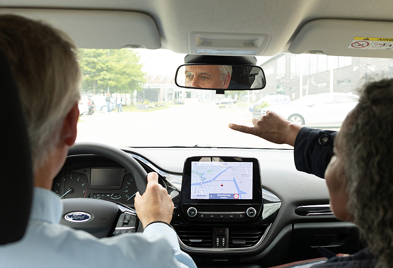 Foto mensen rijden in auto