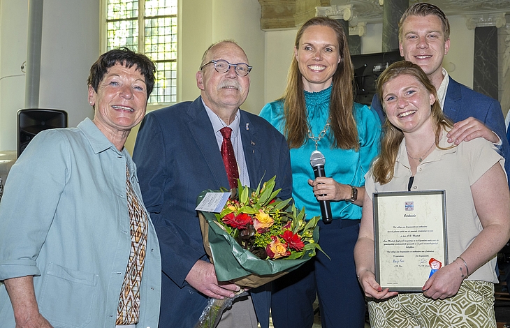 Arno Mentink met zijn familieleden en burgemeester Tjarda Struik