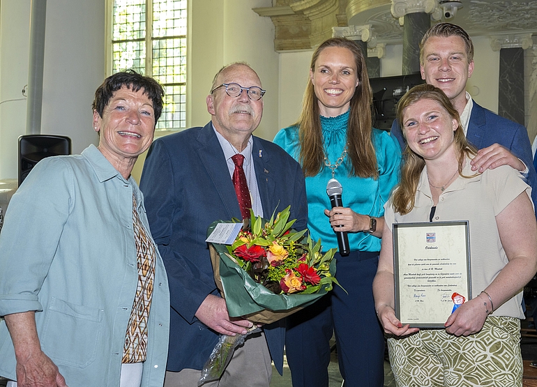 Arno Mentink met zijn familieleden en burgemeester Tjarda Struik