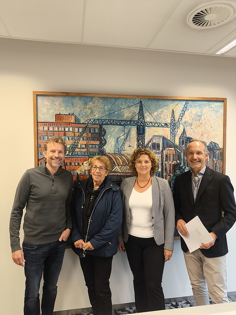 Foto van eigenaren van sportcentrum Van Houdt, wethouder Gebke van Gaal en initiatiefnemer Franklin Douwes