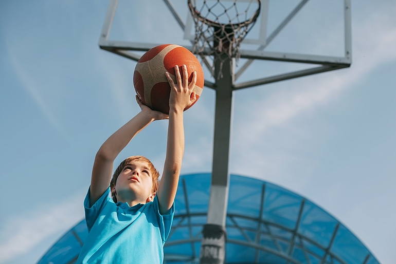 Foto kind met basketbal