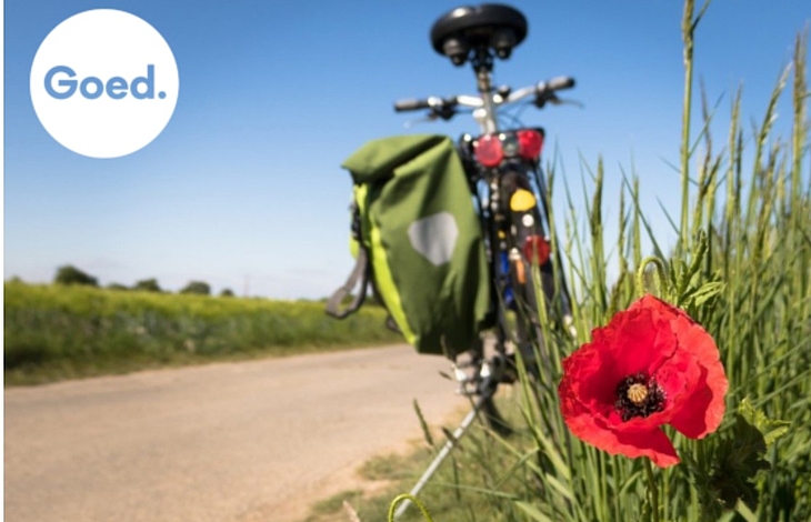 Foto van een fiets bij berm met klaproos