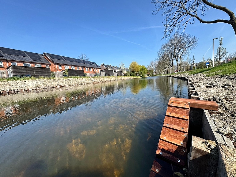 Foto faunatrap en geplaatste beschoeiing