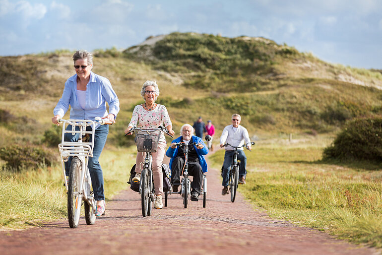 Oudere mensen op de fiets