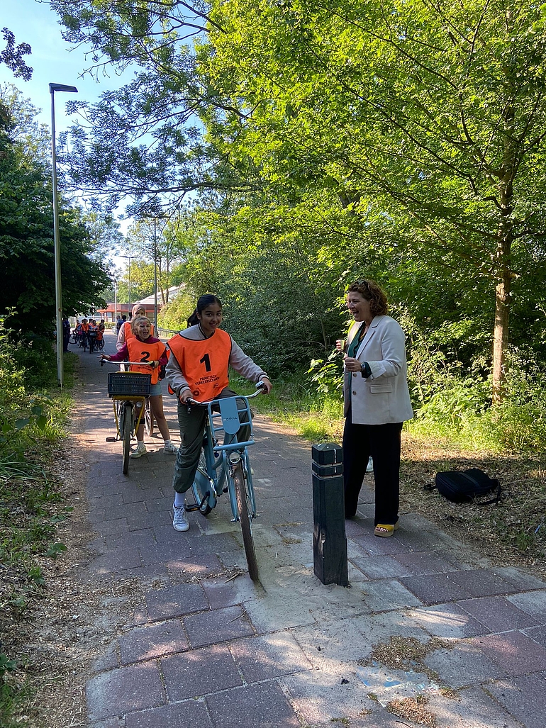 Wethouder van Gaal moedigt kinderen aan voor het verkeersexamen