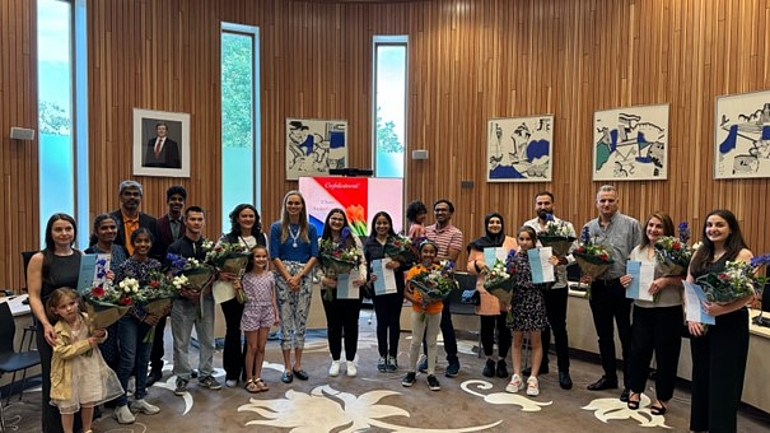 Foto van de personen die op 10 juli officieel Nederlander zijn geworden