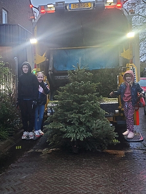 foto van kinderen met kersboom