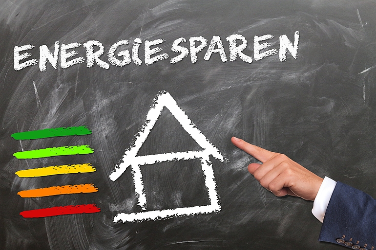 Foto van vinger die wijst naar de woorden energie sparen