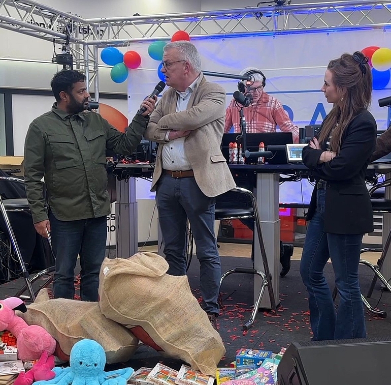 Wethouder Binnendijk overhandigt cadeaus voor Sintvoorieder1