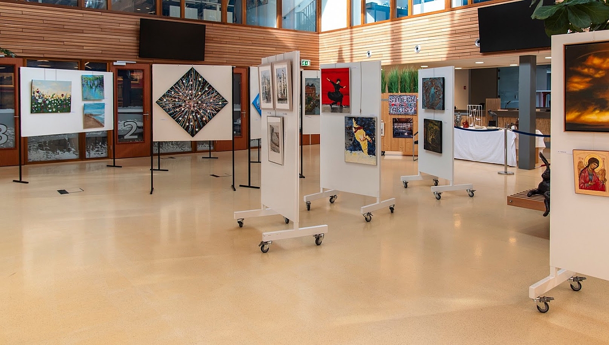 Ruim 80 amateurkunstenaars exposeren in het atrium van het gemeentehuis