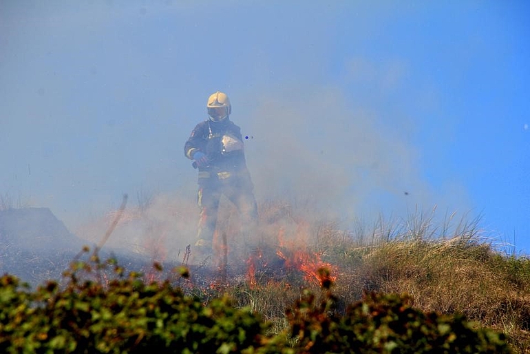 Foto van blussende brandweerman