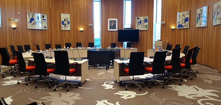Foto van de raadszaal.