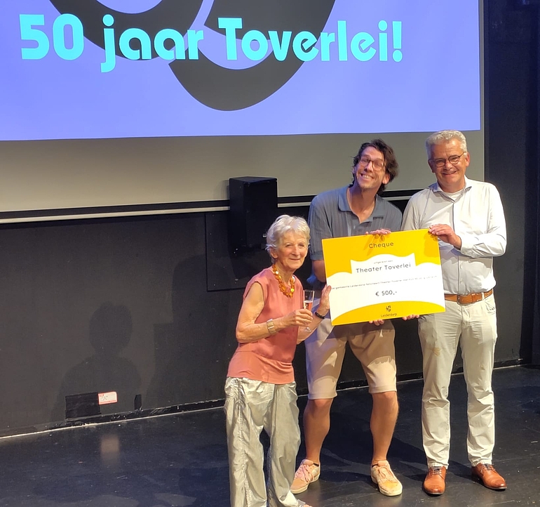 Van links naar rechts: Saskia van Iterson, Mark van Vianen en wethouder Binnendijk.