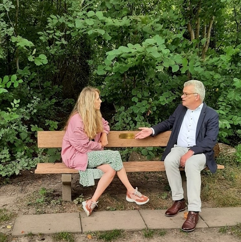 Foto wethouder Binnendijk in gesprek op bankje