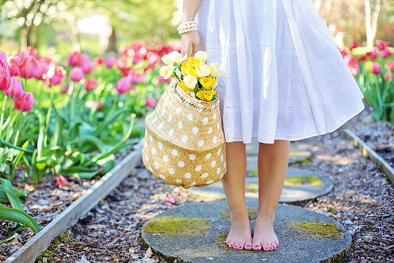 Foto vrouw met tas en bloemen