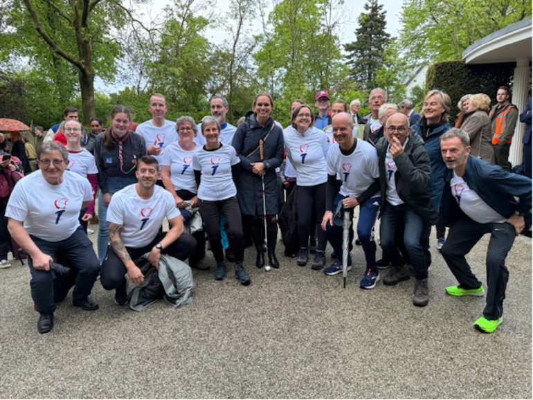 Burgemeester Tjarda Struik zwaait de FreedomRunners op 4 mei uit