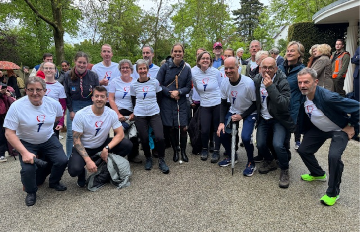 Burgemeester Tjarda Struik zwaait de FreedomRunners op 4 mei uit