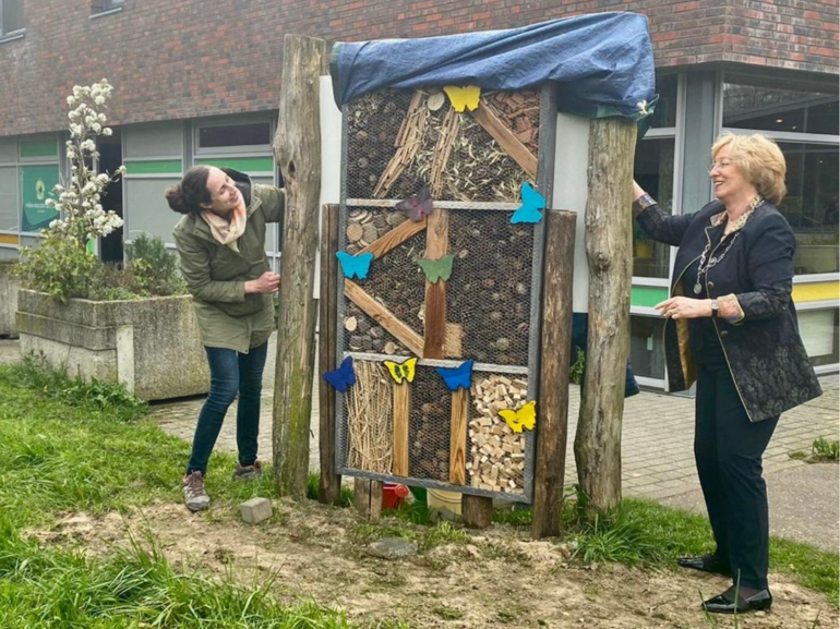 Burgemeester Driessen opent insectenhotel bij het MEC
