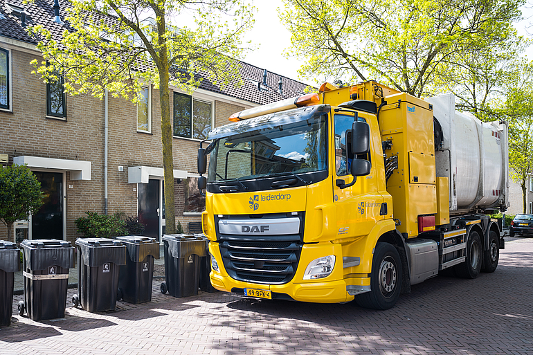 Afvalwagen die afval ophaalt