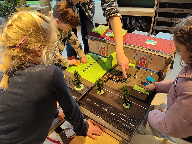 Foto kinderen die spelen met een watertafel