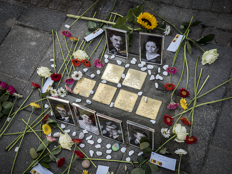 Foto met de stolpersteine