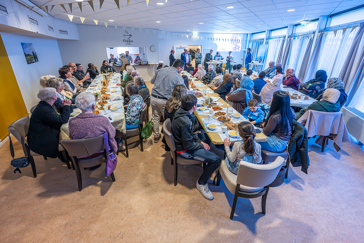 Geslaagde iftar maaltijd in buurthuis De Hoeksteen