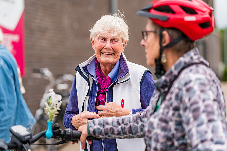 Foto van een fietser en een begeleider