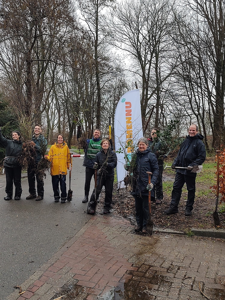 Foto van vrijwilligers die zaailingen oogsten