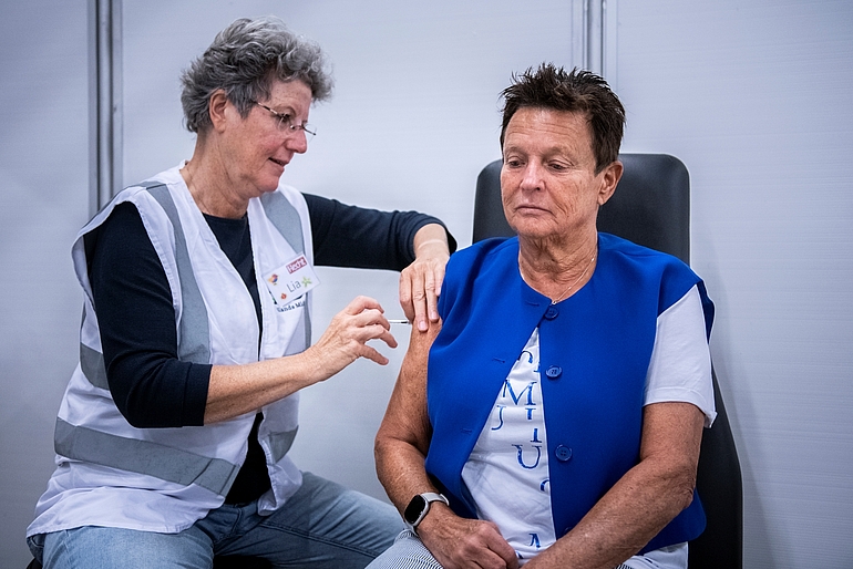 Vrouw wordt gevaccineerd