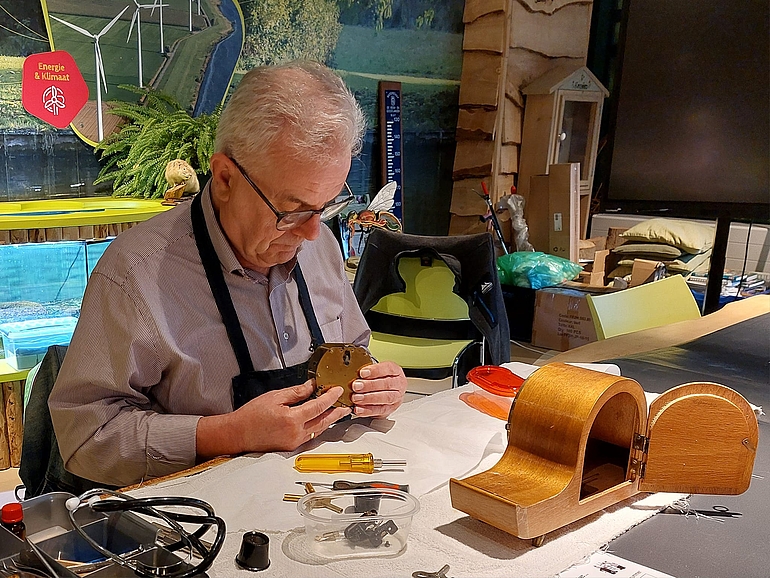 Reparateur die repareert in het MEC