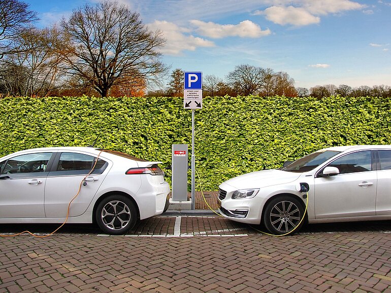Foto van elektrische auto's die aan het opladen zijn.