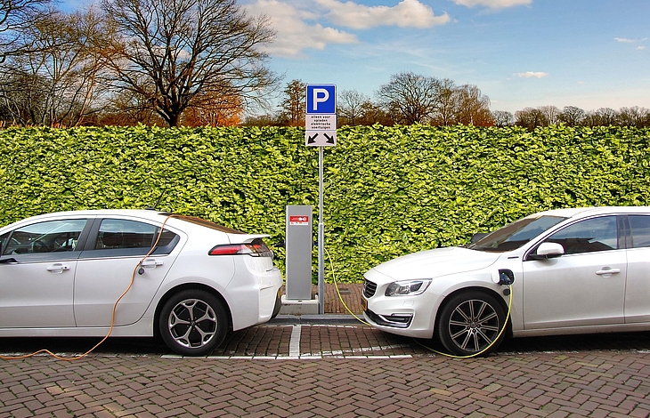 Foto van elektrische auto's die aan het opladen zijn.