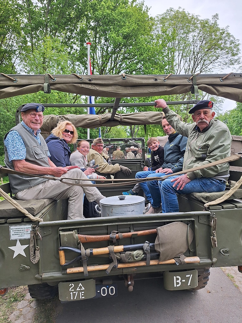 Militair voertuig met Leiderdorpse veteranen op Bevrijdingsdag