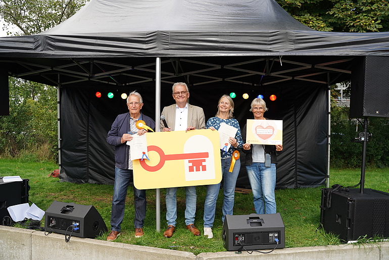 Foto met van links naar rechts: Cees van Duivenbode, wethouder vrijwilligers Daan Binnendijk, Femmy van Wezel, vrijwilliger van Hospice de Mare. Foto’s: Dennis Morsch / Jaarmarkt Leiderdorp.
